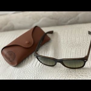 Used women’s ray ban sunglasses comes with case